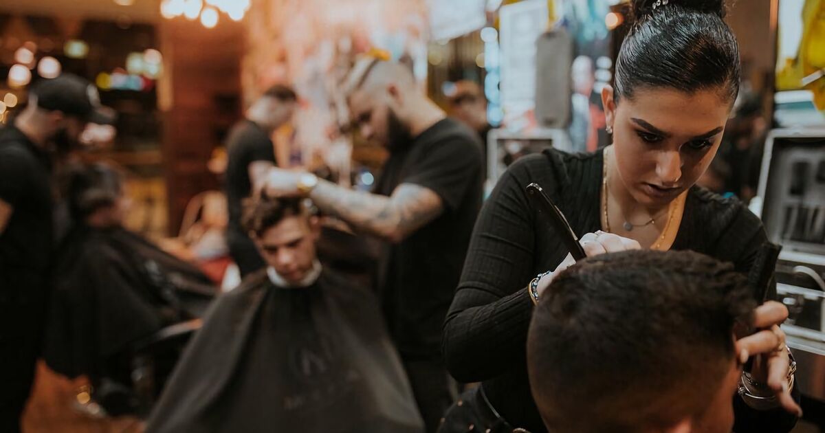   Barber Shop Mitarbeitende bei der Arbeit Salonmitarbeiter finden
                         
